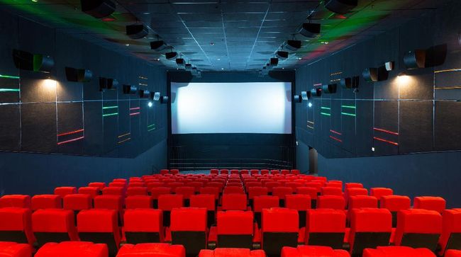 Menonton bioskop kini bisa hanya dengan modal Rp10 ribu. Fasilitasnya sama, layar lebar dan ber-AC. Bedanya, bangkunya bukan sofa empuk.