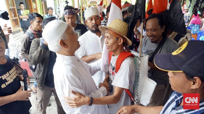 Ratusan warga Kendeng berjalan kaki dari Rembang menuju Semarang untuk menuntut pencabutan izin pabrik semen. Mereka mampir mengunjungi rumah Gus Mus.