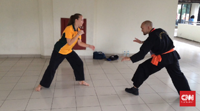 Casey Keogh baru setahun belajar pencak silat, namun dia sudah tampil mewakili negaranya dalam Kejuaraan Dunia Pencak Silat yang digelar di Denpasar, Bali.