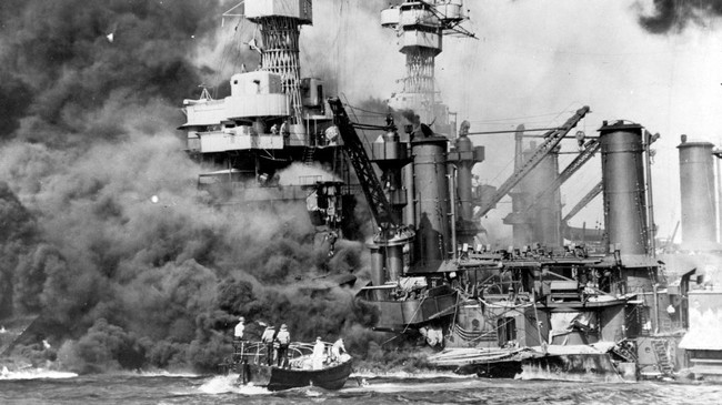 Kunjungan simbolis PM Shinzo Abe ke Pearl Harbor memperlihatkan betapa Jepang berniat mempererat hubungan dengan AS pimpinan Donald Trump.