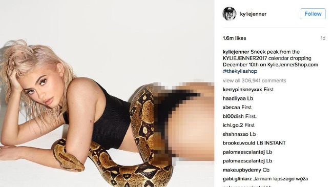 Foto seksi wanita dan ular agaknya tak pernah usang. Dari Nastassja Kinski (1981) sampai Kylie Jenner (2016) pernah melakukannya.