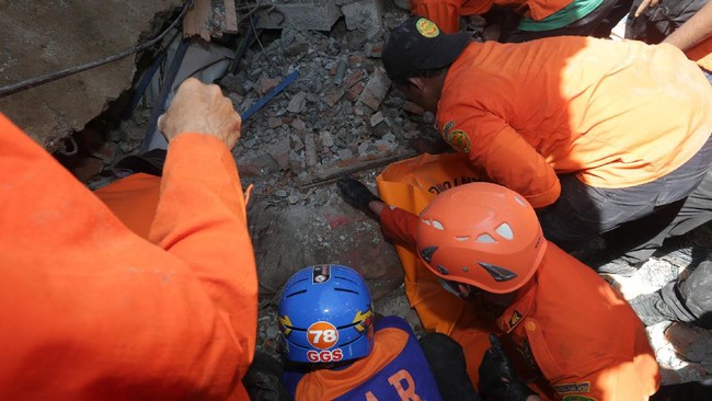 Jenazah Tarno, seorang pekerja galian saluran PAM yang tertimbun longsor selama 12 jam di Jembatan III, Penjaringan, Jakarta Utara, telah dibawa ke RSCM.