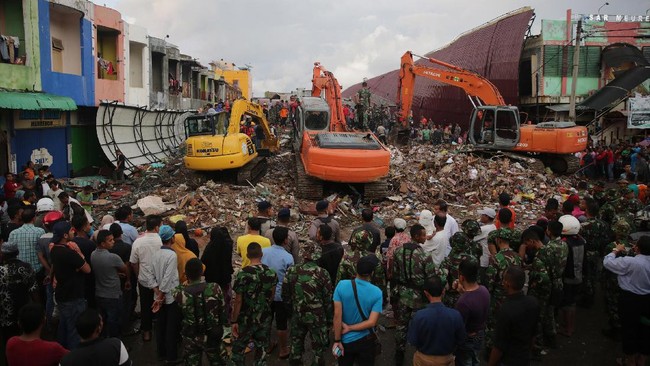Di Pidie Jaya ada 99 orang yang tewas akibat gempa. Sementara ratusan bangunan roboh akibat gempa 6,4 skala richter yang melanda pada Rabu pagi.