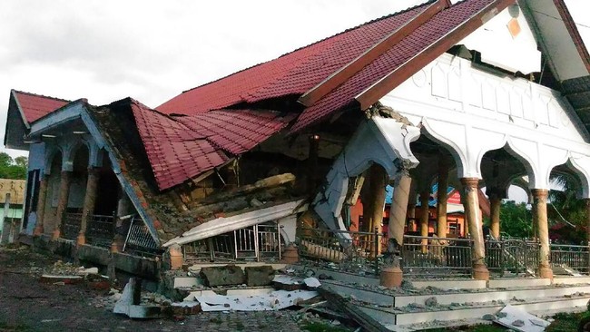 Sejumlah bangunan roboh akibat gempa. Proses evakuasi masih terus berlangsung dengan mendatangkan sejumlah alat berat.