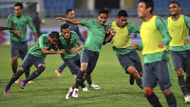Alfred Riedl kembali mengutak-atik formasi dalam sesi latihan. Mendobrak skema yang ia gunakan di lima laga sebelumnya, Riedl mencoba formasi tiga bek.