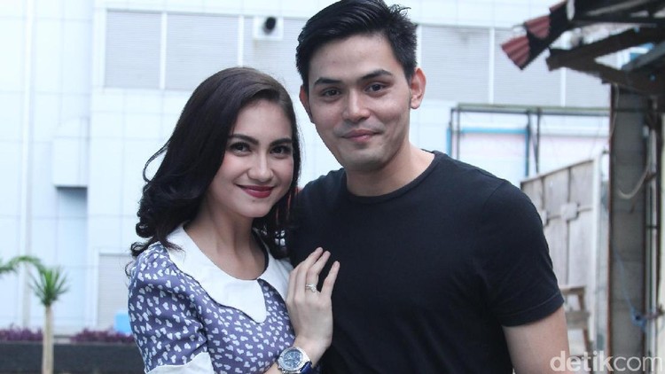 Akibat Corona, pasangan selebriti Alessia Cestaro dan Ahmad Affandy beralih profesi jualan nasi goreng kareta tak lagi syuting. Benarkah?