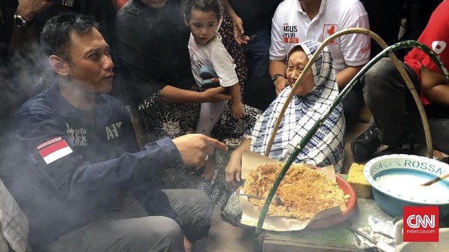 Agus prihatin dengan semakin langkanya jajanan khas Betawi di Jakarta. Untuk mencicipi kerak telor, misalnya, warga harus ke lokasi tertentu.