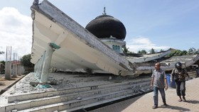 Warga Pidie Jaya Salat Jumat di Antara Reruntuhan Masjid
