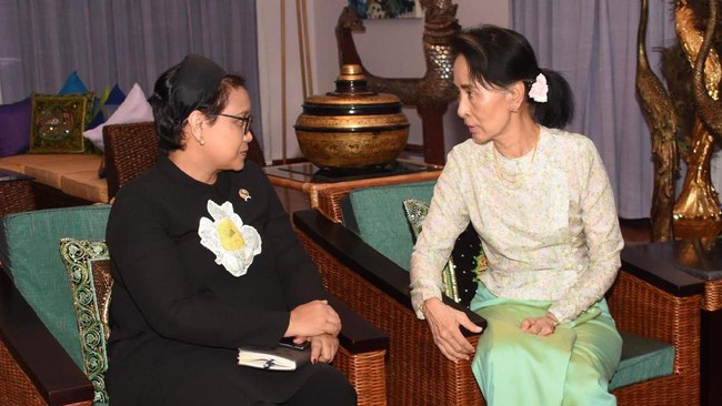 MUI meminta Menlu RI Retno Marsudi untuk mendesak pemimpin Myanmar, Aung San Suu Kyi, saat keduanya bertemu di Rangoon, Myanmar, Senin ini.