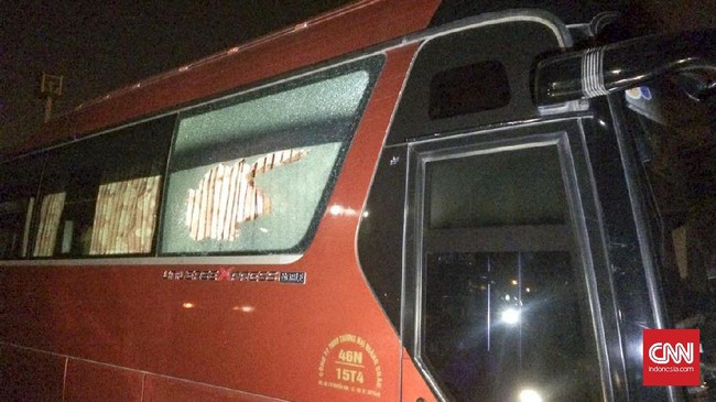 Dalam perjalanan menuju hotel menggunakan bus, tim nasional Indonesia dilempari batu oleh dua pengendara motor sehingga harus kembali ke stadion.