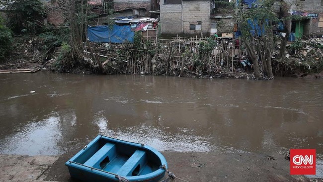 Seorang anak panti asuhan yang hanyut di Kali Ciliwung, Jagakarsa, ditemukan tewas. Tim gabungan masih mencari satu temannya yang juga terseret arus.