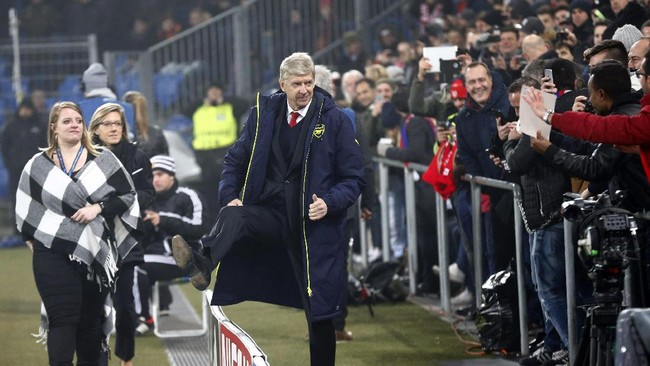 Manajer Arsenal, Arsene Wenger menegaskan dirinya tak akan melakukan strategi parkir bus di Anfield kala menantang tuan rumah Liverpool.