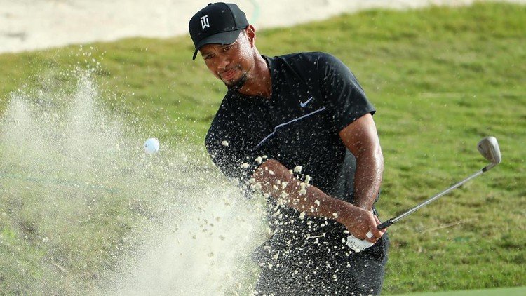 NASSAU, BAHAMAS - DECEMBER 01:  Tiger Woods of the United States hits a shot from a greenside bunker on the 14th hole during round one of the Hero World Challenge at Albany, The Bahamas on December 1, 2016 in Nassau, Bahamas.  (Photo by Christian Petersen/Getty Images)