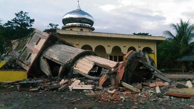 Gempa bumi melanda Pidie Jaya, Aceh, setahun yang lalu. Kini masyarakat, atas bantuan pemerintah dan lembaga macam PMI, sedang memulihkan dirinya.