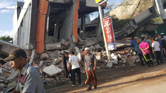 Kebanyakan korban tewas adalah masyarakat yang tinggal di ruko dan bangunan berlantai dua yang roboh akibat gempa 6,4 skala richter.