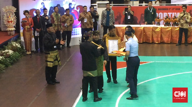 Menerima sertifikat dan keris emas dari Ketua Umum IPSI, Prabowo Subianto, Presiden Joko Widodo mendapatkan gelar kehormatan Pencak Silat.