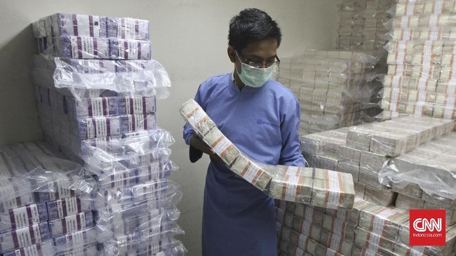 Petugas menata uang di cash center Bank BRI di Jakarta, Kamis, 8 Desember 2016. CNN Indonesia/Adhi Wicaksono.