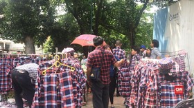 Pedagang Baju Kotak-Kotak Raup Untung di Markas Ahok