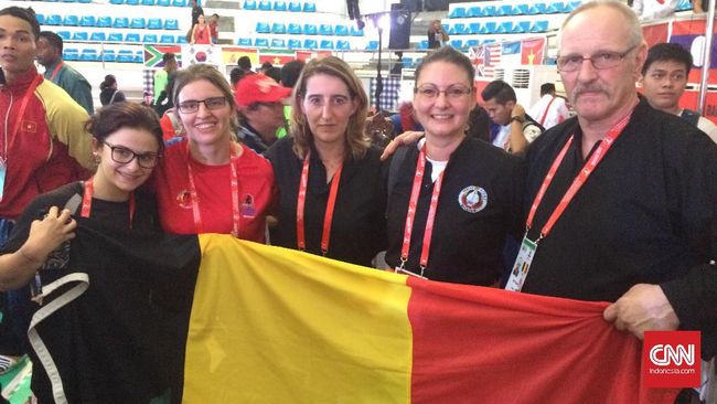 Momen Mengharukan Pesilat Belgia Raih Emas Wendy Pieters tak bisa menahan haru setelah memastikan diri jadi juara dunia usai menaklukkan pesilat Malaysia, Ummi Syazana Bintu Husin.