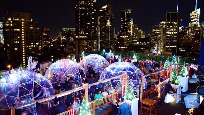 Rooftop bar di Manhattan menawarkan konsep yang berbeda. Bar ini membuat igloo plastik agar pengunjung bisa bersantap sambil menikmati bintang.
