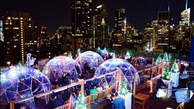 'Menyantap' Bintang dalam Igloo Plastik di Rooftop Bar
