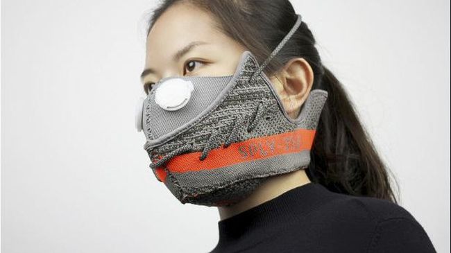 Seorang desainer dari China bertindak 'gila.' Dia memotong dan menjahit sepatu mahal Kanye West, Adidas Yeezy yang masih baru menjadi sebuah masker wajah.
