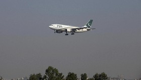 Pesawat Pakistan Jatuh, 48 Orang Tewas