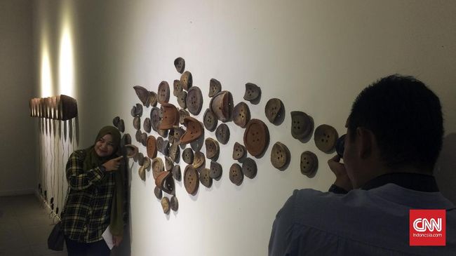 Connection, In Between Two Domains karya Awangko Hamdan Memasuki gelarannya yang ke-empat, pameran keramik kontemporer tahun ini memberi gambaran menjanjikan akan perkembangan seni keramik masa depan.