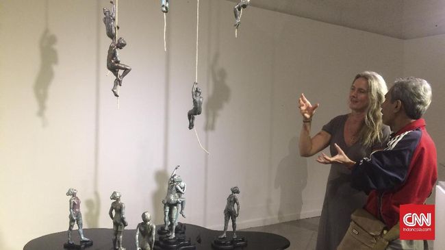 Stargazed karya Eva Larsson Memasuki gelarannya yang ke-empat, pameran keramik kontemporer tahun ini memberi gambaran menjanjikan akan perkembangan seni keramik masa depan.