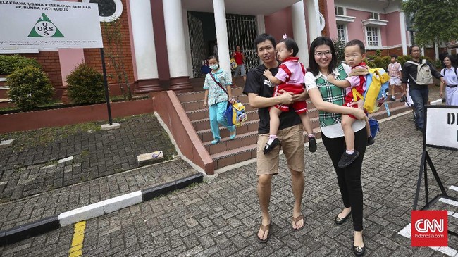 Hendra Setiawan dan sang istri, Sandiani Arief, dikaruniai anak ketiga bernama Russell Howard Setiawan yang lahir pada Rabu (26/7).