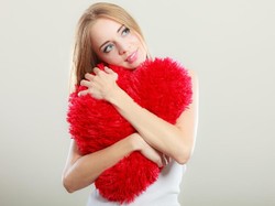 3 Fungsi Bantal Untuk Mendukung Posisi Saat Bercinta