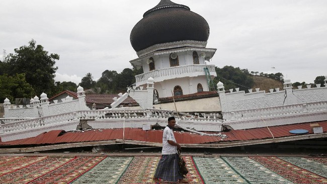 Jumatan di Antara Reruntuhan Masjid