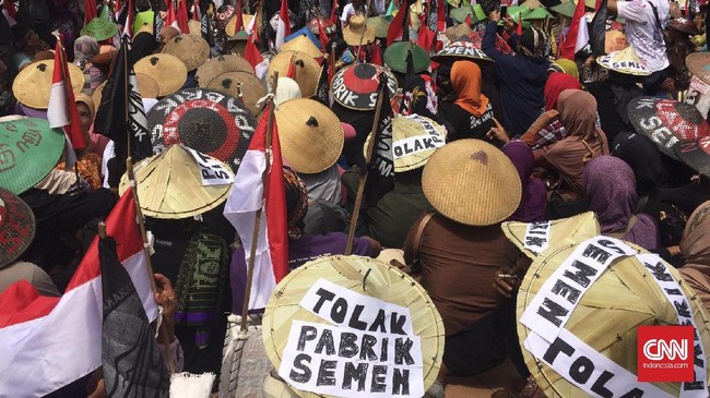 Ganjar dikritik seharusnya tak mempersoalkan dagelan, namun menjalankan putusan Mahkamah Agung yang mencabut izin lingkungan pabrik semen di Rembang.