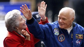Duka Obama untuk Astronaut Penjelajah Antariksa Pertama AS