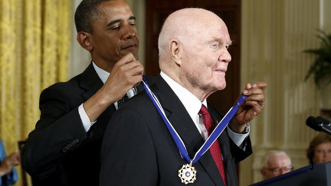 Glenn meninggal dunia di usia 95 tahun di Columbus, Ohio. Ia identik sebagai astronaut AS pertama yang mengorbit di luar angkasa yang menginspirasi.