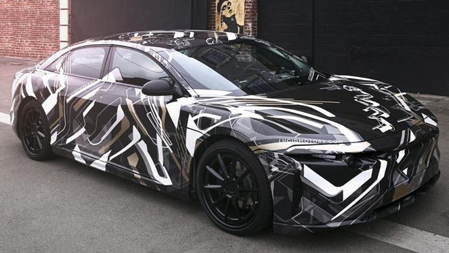 Pengujian Lucid Air dilakukan di lintasan oval. Dalam pengujian itu, mobil listrik bertenaga tinggi tersebut mampu berlari hingga 350 km/jam.