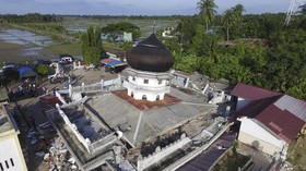 Jumatan di Antara Reruntuhan Masjid