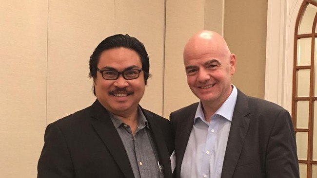 Tak hanya mengucapkan selamat, Presiden FIFA Gianni Infantino pun menyaksikan pertandingan Indonesia vs Vietnam lewat layar di sela FIFA Summit di Singapura.