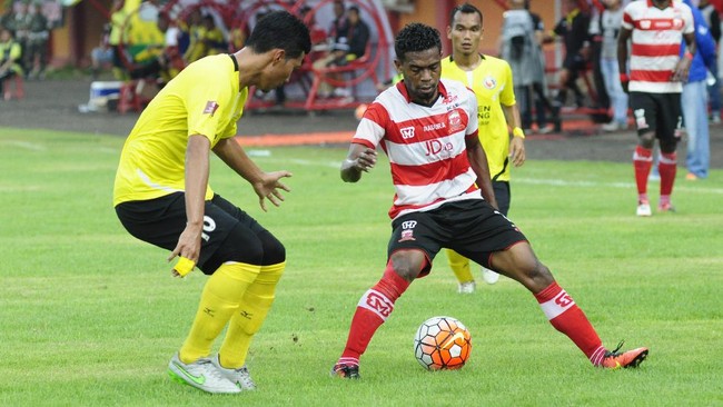 Madura United memperpanjang asa perburuan gelar juara ISC 2016 usai menggilas Perseru Serui dengan skor 7-1, Sabtu (10/12) sore.