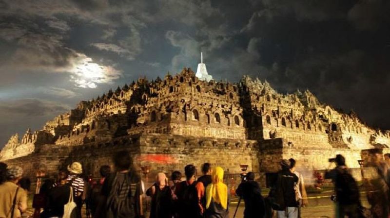 Menikmati sunrise juga bisa dilakukan di banyak tempat, tidak hanya di pantai atau gunung saja.