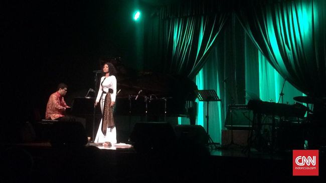 Bersama Artidewi, pianis Indonesia itu membawakan karya musik sastra terbarunya dari puisi Okky Madasari berjudul Kado Natal (untuk Joko Pinurbo).
