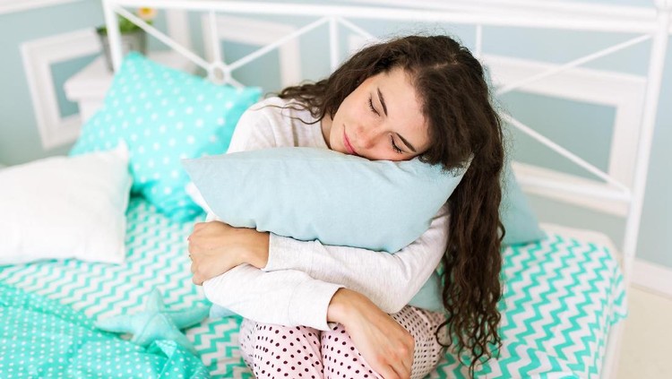 Di tengah energi yang terkuras, tidur sejenak bisa jadi me time-nya ibu-ibu.
