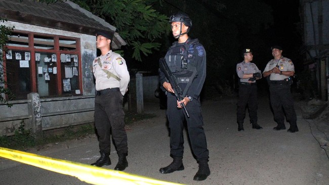 Polisi menangkap pelaku perakit bom Bekasi berinisial KF, 22 tahun, di Dusun Gebang, Desa Walikukun, Ngawi.