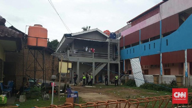 Kawasan rumah indekos telah disterilkan sepanjang 300 meter untuk olah TKP penemuan bom. Penghuninya juga sudah diungsikan ke tempat lain.
