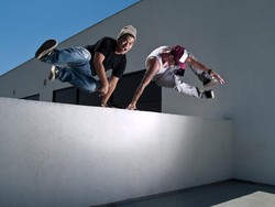 Paris Krisis Energi, Atlet Parkour Jumpalitan Demi Matikan Lampu Toko