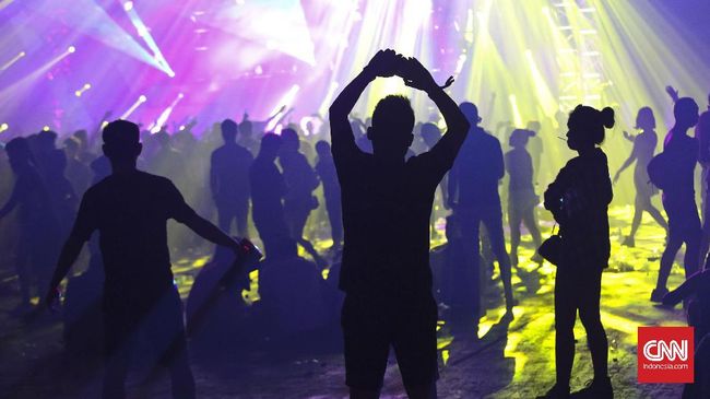 Sejak tengah malam, terdapat beberapa penonton yang jatuh dan ditandu karena lelah dan mabuk minuman keras di Djakarta Warehouse Project (DWP) 2017.