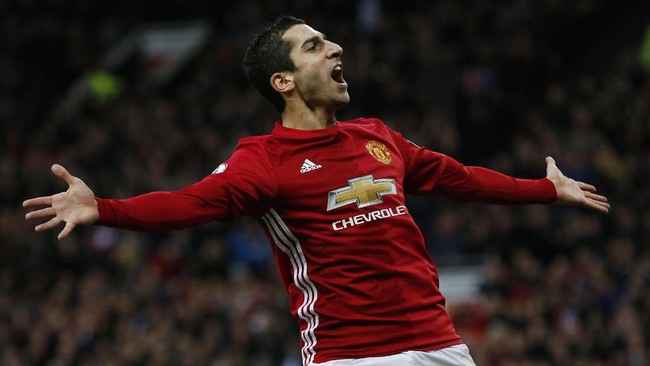 Jose Mourinho memastikan cedera yang dialami Henrikh Mkhitaryan tidak serius. The Special One yakin Mkhitaryan hanya akan absen dua pekan.