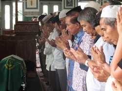 Urutan Doa Sholat Jenazah Takbir 1-4 Beserta Niat dan Tata Caranya