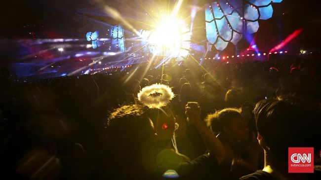 Djakarta Warehouse Project (DWP) 2017 tetap dimulai di tengah-tengah kontroversi acara tersebut. Sejumlah ormas sempat berunjuk rasa menolak acara itu.