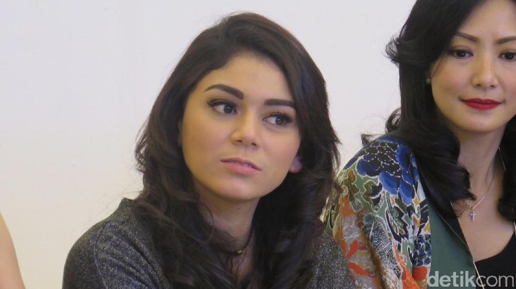 Artis dan presenter Thalita Latief mengungkap dirinya kini mengidap tumor tiroid stadium 4. Kenali gejala, pencegahan, dan pengobat tumor tiroid di sini, Bunda.
